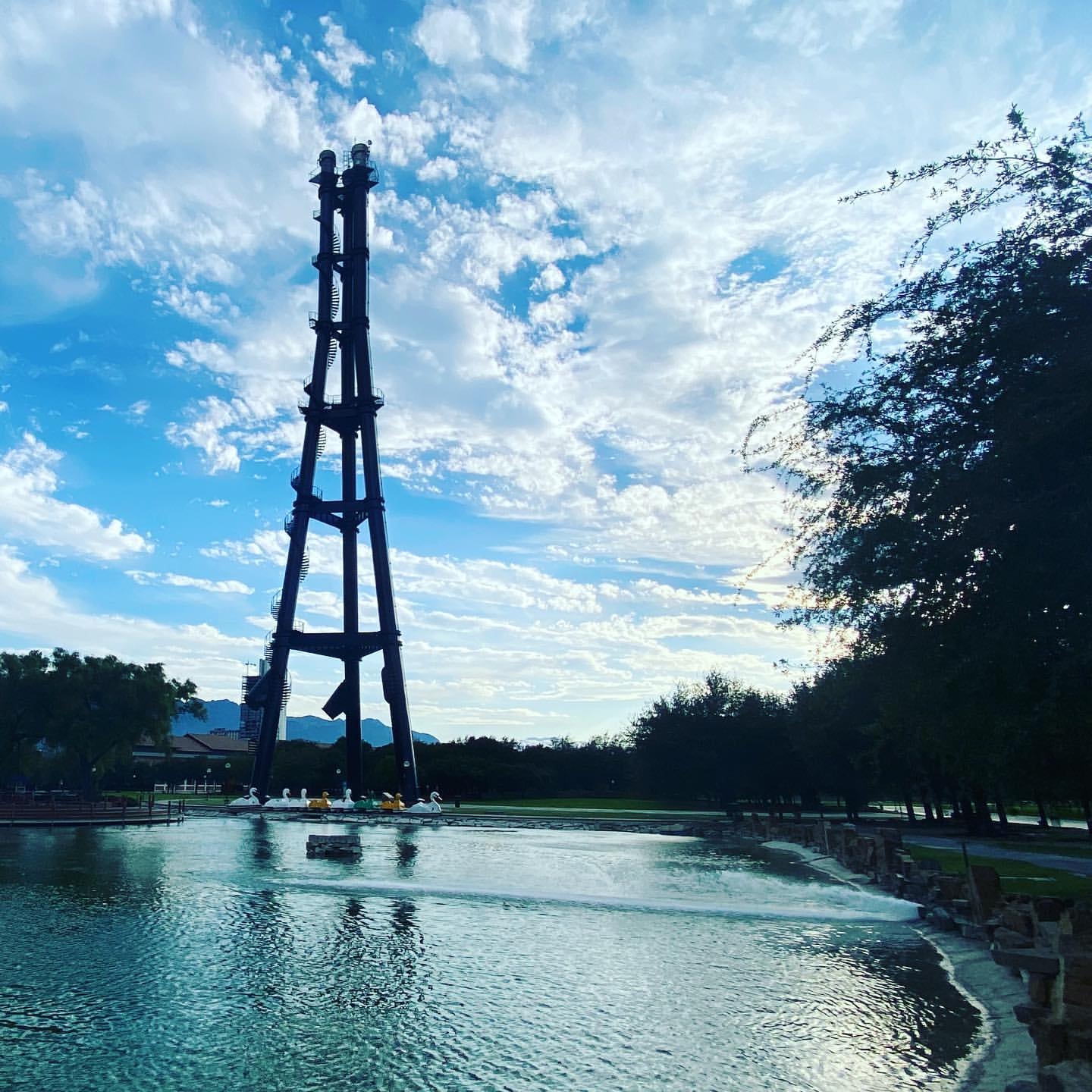 Vida cotidiana: recintos, Paseo Santa Lucía y Arena Monterrey